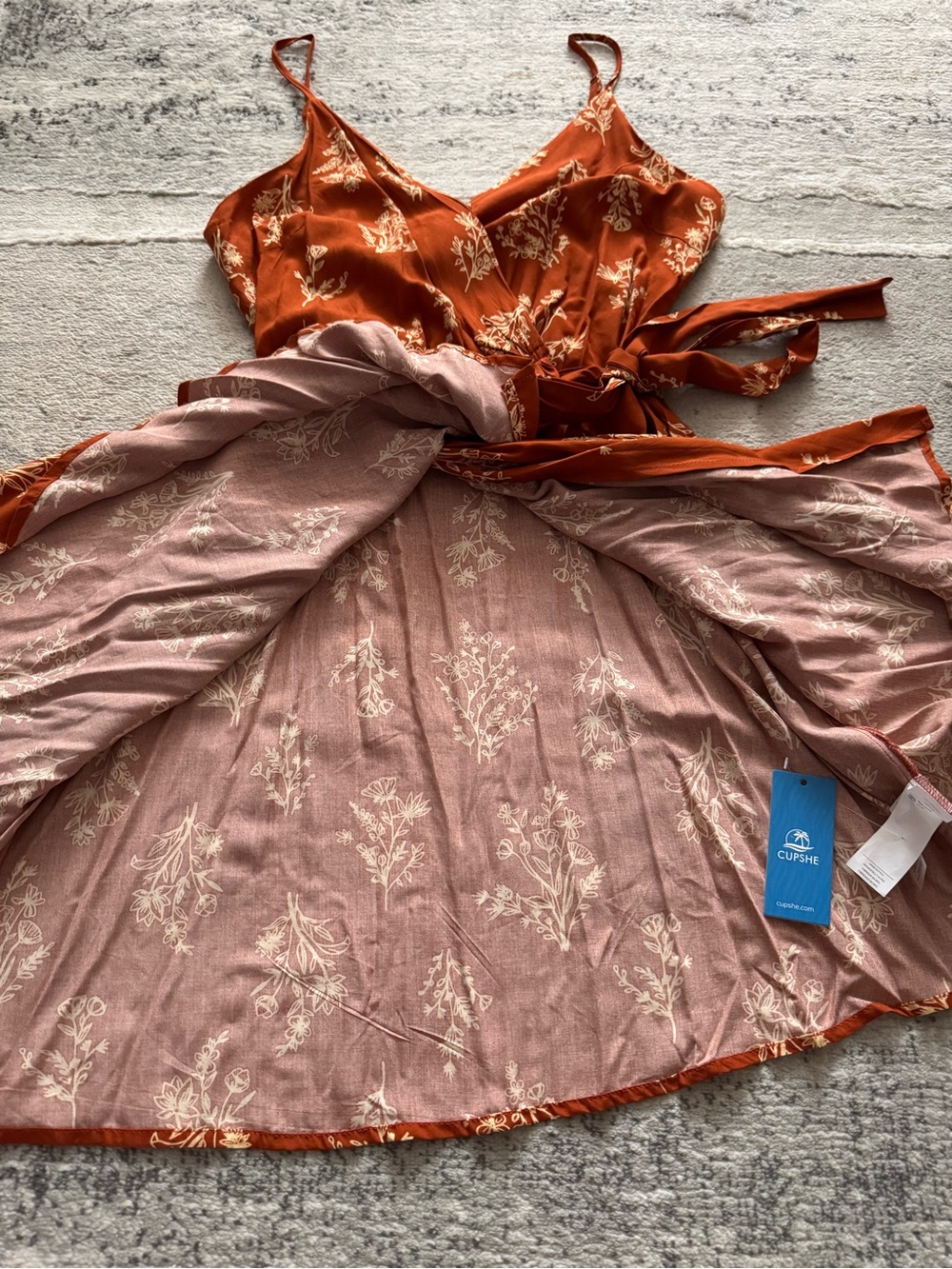 💕 🆕 Cupshe wrap mini dress in caramel brown and cream wildflowers print - Picture 8 of 14